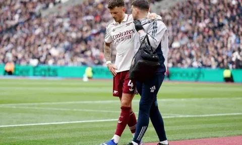 CĐV Arsenal phản ứng khi Ben White nghỉ hết mùa
