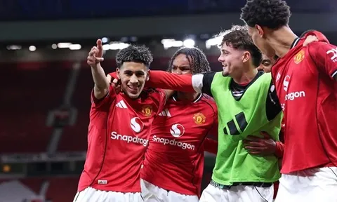 JJ Gabriel tri ân Darren Fletcher sau khi nhận giải lớn