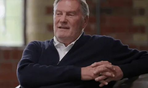 Hoddle khuyên Chelsea đón sao Man City dẹp loạn phòng thay đồ