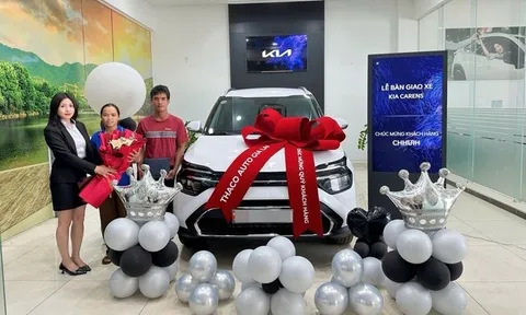 Cặp vợ chồng đi dép lê nhận xe 700 triệu là ai? Hé lộ hành trình đặc biệt phía sau