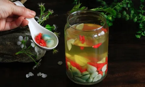 Tỏi ngâm chuyển từ trắng sang màu xanh đậm có ăn được không?