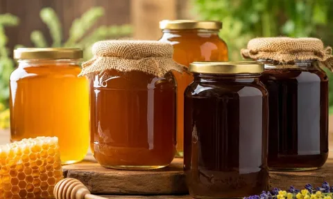 Mật ong chuyển từ vàng óng sang sậm đen là vì sao? Còn dùng được không?