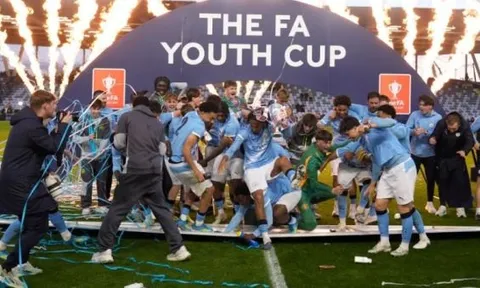 Bục vinh quang đổ sập khi U18 Man City ăn mừng vô địch FA Youth Cup