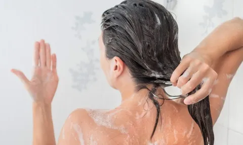 Gội đầu sai cách có thể khiến tóc bạc dễ khô xơ và thiếu sức sống hơn