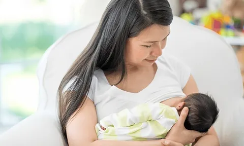 Mẹ bầu sinh xong lo lắng vì vòng 1 lệch hẳn một bên sau mỗi lần cho con bú, bác sĩ bật mí mẹo hữu ích