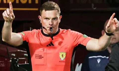 Trọng tài phải nhờ cảnh sát bảo vệ sau quyết định thổi phạt đền cho Celtic