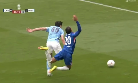 Chelsea mất phạt đền gây tranh cãi trước Man City
