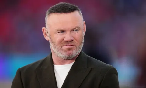 Cản cú sút của Pickford, Rooney nguy cơ lên bàn mổ