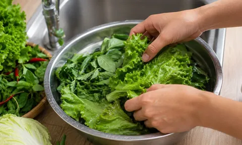 Ngâm rau sống bằng nước muối: Nhiều người đang làm sai, vô tình “rước” thêm nguy cơ