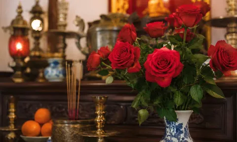 Thắp hương bằng hoa hồng phải nhớ 3 điều này kẻo mất "thiêng"