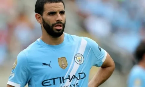 Sao Man City thản nhiên ngủ giữa lúc ăn mừng FA Cup