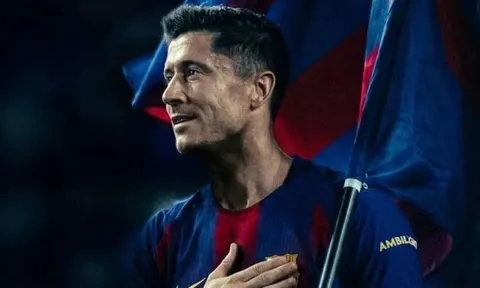 Rio Ferdinand khuyên Man Utd chiêu mộ Lewandowski