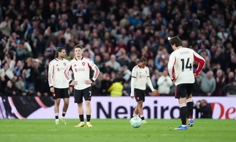 Huyền thoại sững sờ khi Liverpool thua Aston Villa