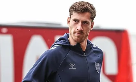 Chelsea tranh thủ môn Robin Roefs với Liverpool