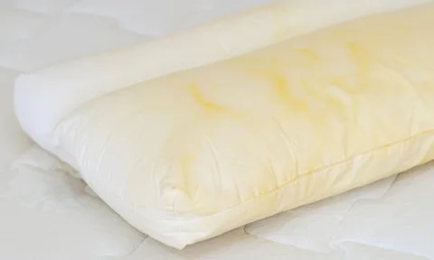 Mẹo làm sạch ruột gối bị ố vàng