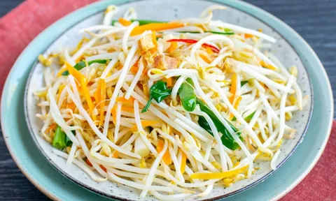 Người mắc 5 bệnh này không nên ăn giá đỗ