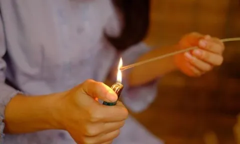 Thắp hương nên mở cửa hay đóng cửa? Cách làm đúng nhiều người đang hiểu sai