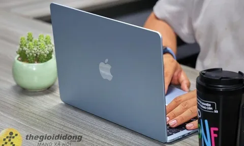 Đừng làm theo, lắp đặt RTX 5090 vào MacBook Air chip M4 để chơi game