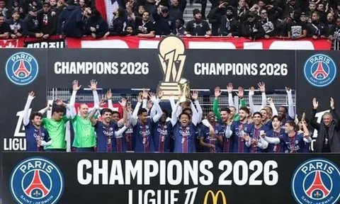 Lý do PSG nâng cúp vô địch Ligue 1 ngay trước khi thi đấu