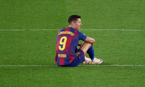 Lewandowski ngồi một mình giữa sân Camp Nou khi chia tay Barca