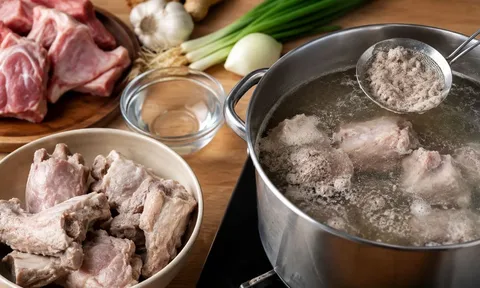 Chần xương nên cho vào từ nước nguội hay đợi nước sôi? Mách bạn mẹo chuẩn để nước hầm thơm ngon