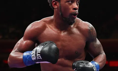 Keyshawn Davis áp đảo hoàn toàn Nahir Albright trong trận tái đấu nhuốm màu thù hận