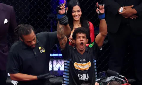 Khúc tráng ca ở giây 299: Adriano Moraes xiết cổ Phumi Nkuta và quyết định lịch sử từ tổ trọng tài