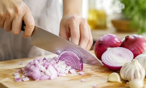 Vì sao thái hành tỏi lại cay mắt? Mẹo đơn giản giúp không còn cảnh “nước mắt giàn giụa”