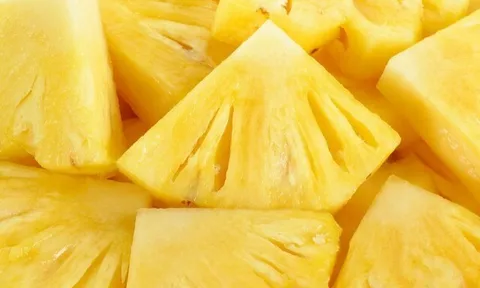 Không cần muối, dứa gọt xong cho vào ngâm cùng thứ này ăn vào hết rát lưỡi, còn ngọt hơn bình thường