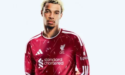 Liverpool trình làng áo đấu mới phong cách hoài cổ