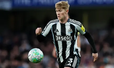 Newcastle lo mất Lewis Hall vào tay Manchester United