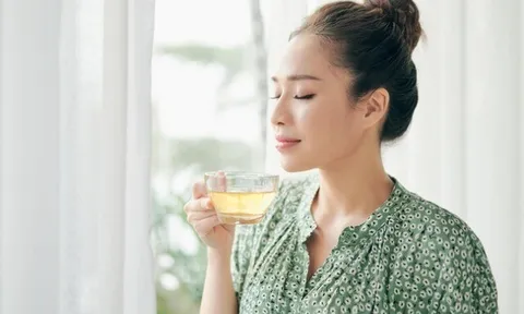 Người uống trà xanh và nước lọc, ai mới thật sự chống lão hóa tốt và ít bệnh tật hơn?