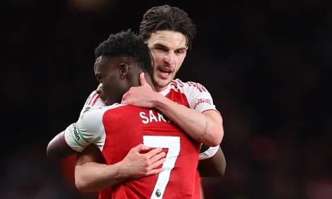 Arsenal lần đầu in logo vàng lên áo đấu nhờ vô địch Ngoại hạng Anh