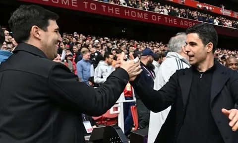 Giúp Arsenal vô địch, HLV Iraola hóm hỉnh vòi quà Arteta