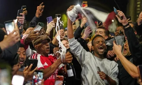 Arsenal lên ngôi, Ian Wright bật champagne ăn mừng