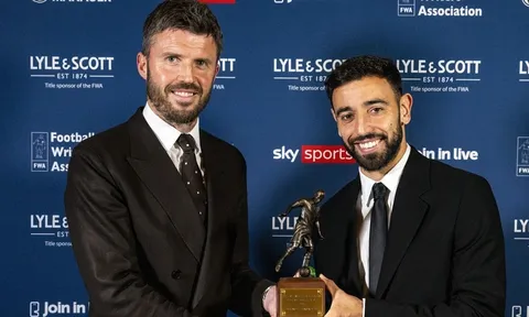 Fernandes phản pháo Roy Keane, ca ngợi Carrick