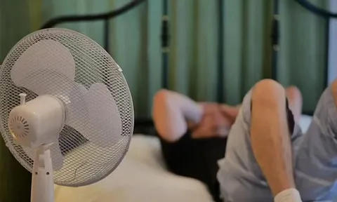 Bật quạt hướng vào đầu hay hướng vào chân là tốt nhất?