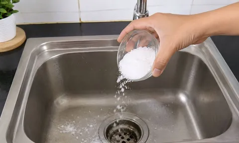 Đổ một ít muối xuống cống trước khi ngủ: Mẹo nhỏ mang lại nhiều lợi ích bất ngờ