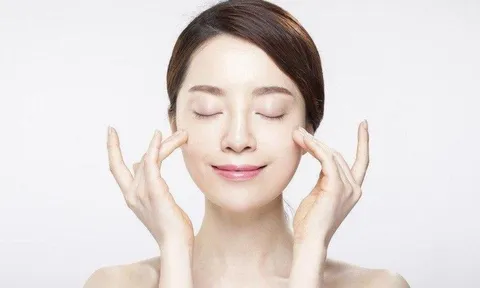 Làn da sần sùi, lỗ chân lông to cải thiện rõ rệt nhờ thay đổi cách rửa mặt và dùng serum đúng cách