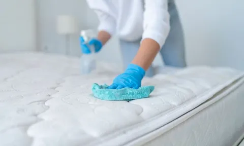 Mẹo vệ sinh đệm tại nhà: Không cần giặt vẫn sạch sẽ, thơm tho