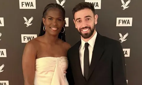 Bruno Fernandes cùng Bunny Shaw nhận giải Cầu thủ của năm