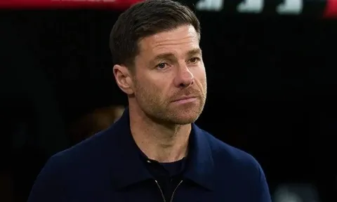 Gus Poyet khuyên Chelsea trao quyền mua sắm cho Xabi Alonso