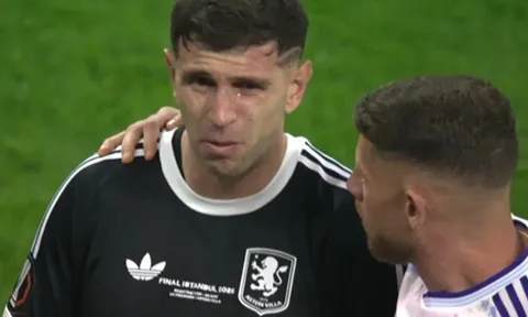 Martinez bật khóc nức nở trong ngày Aston Villa vô địch Europa League
