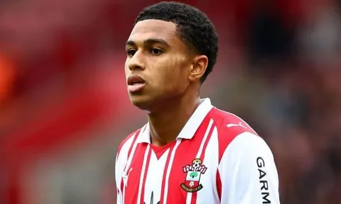 Southampton dính bê bối giúp MU dễ có Shea Charles