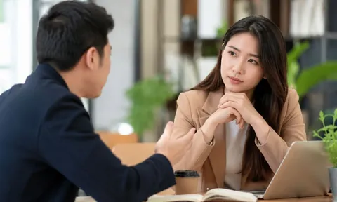 Bị góp ý phản ứng thế nào thể hiện EQ cao? 5 cách xử lý khiến người khác nể hơn tranh cãi