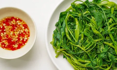 Luộc rau muống đừng thả ngay vào nồi: Bỏ thêm thứ này vào trước rau xanh giòn, không thâm đen