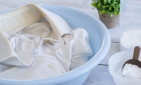 Mẹo tẩy sạch quần áo trắng bị ngả màu cháo lòng, ố vàng