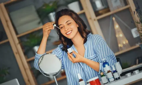 Phương pháp “bánh mì kẹp” giúp da khô giữ ẩm tốt hơn khi ngồi điều hòa cả ngày
