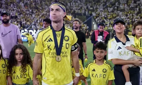 Ronaldo hòa nhịp cùng fan ăn mừng chức vô địch của Al-Nassr