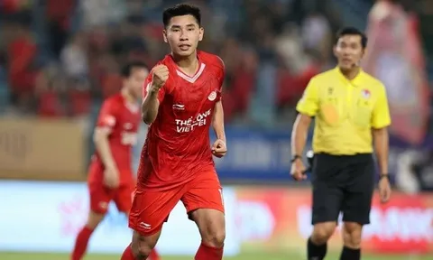 Xuân Tiến lập siêu phẩm giúp Viettel giữ lại 1 điểm